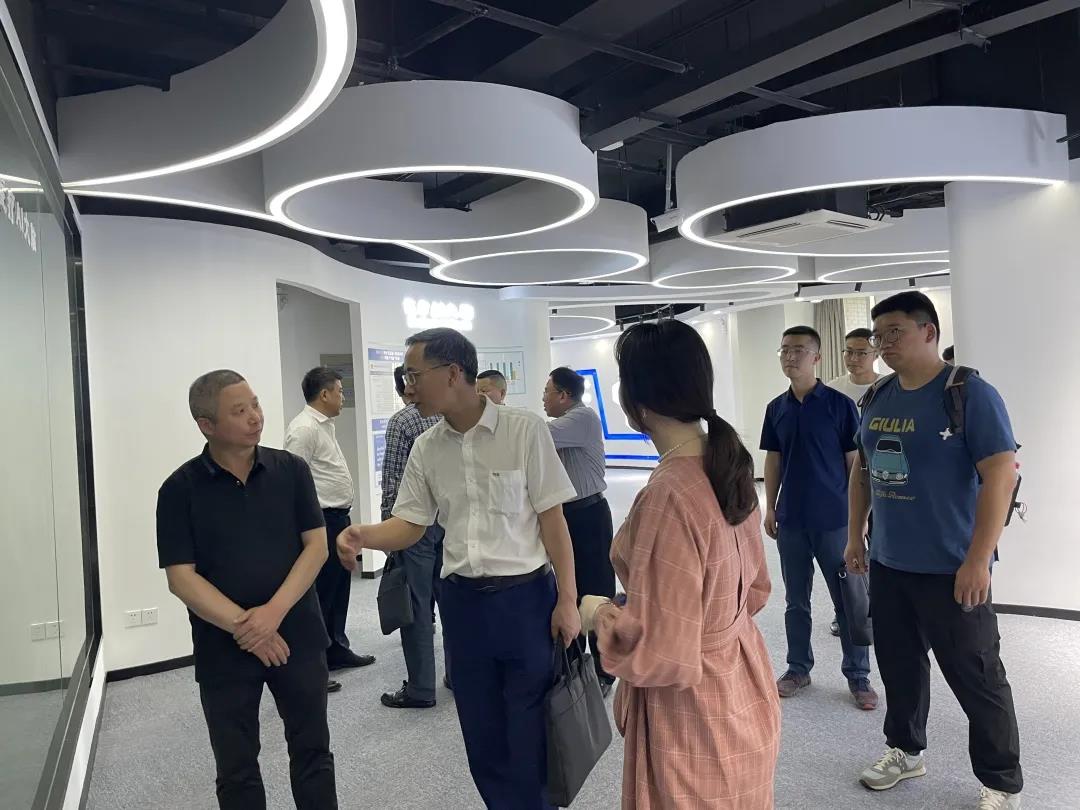 鹰潭市市委常委、副市长王雄一行莅临谈球吧科技考察调研
