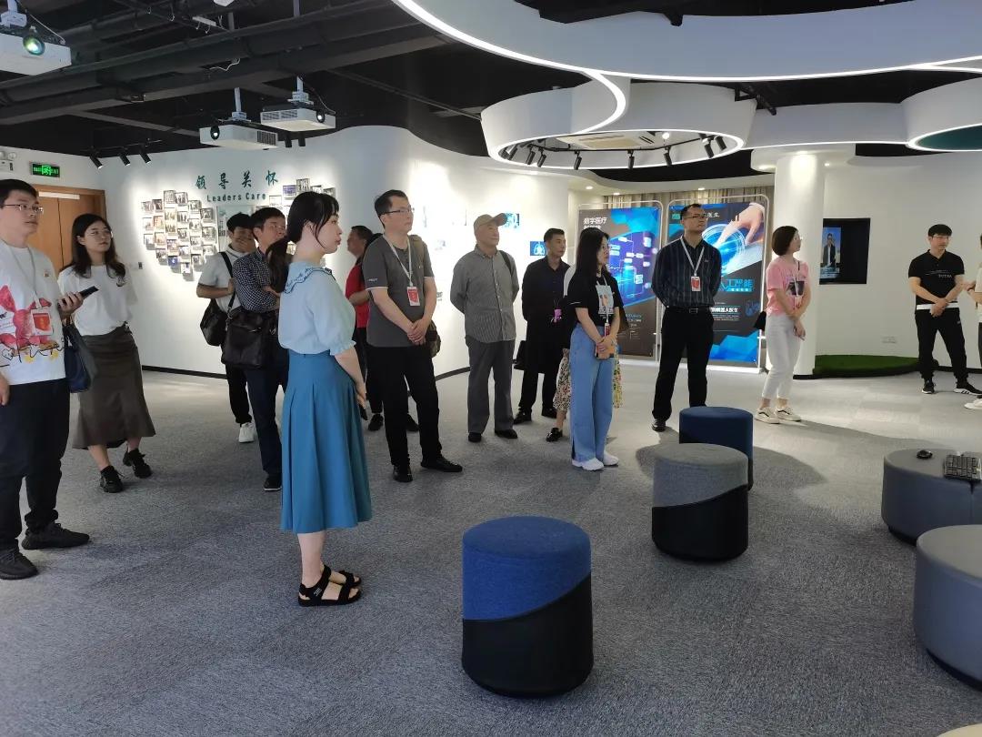 湖南省科技企业孵化器协会考察团一行莅临谈球吧科技考察调研