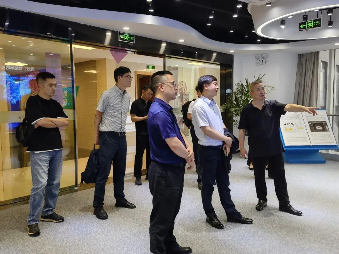 成都市锦江区委副书记、区长缪晓波一行莅临谈球吧科技考察调研