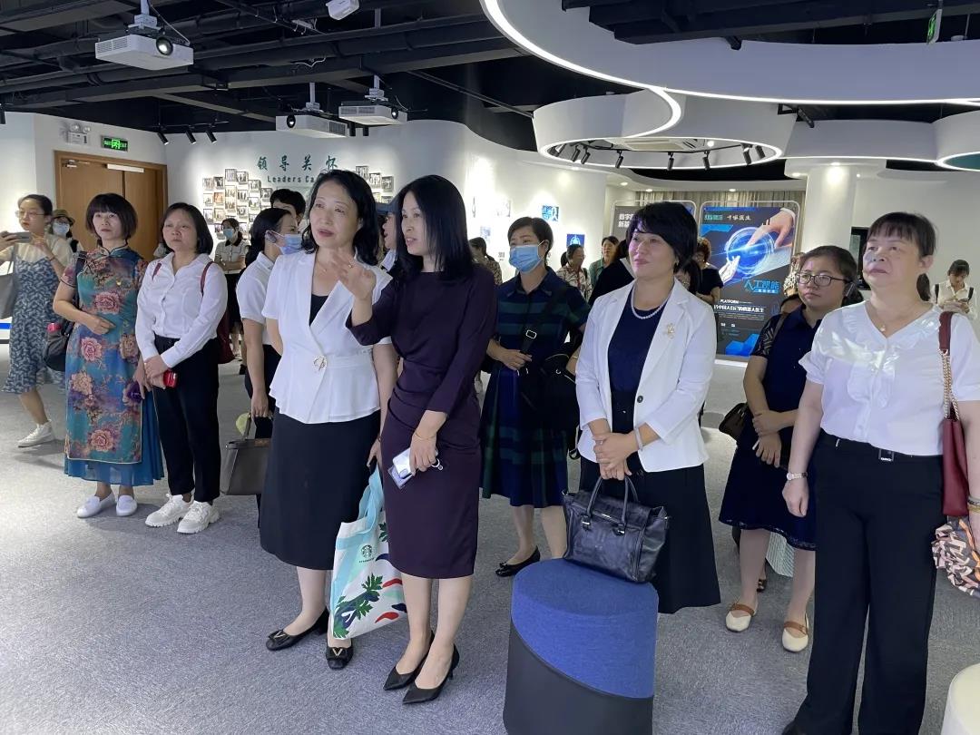 广西钦州市妇联主席符进春一行莅临谈球吧科技考察调研