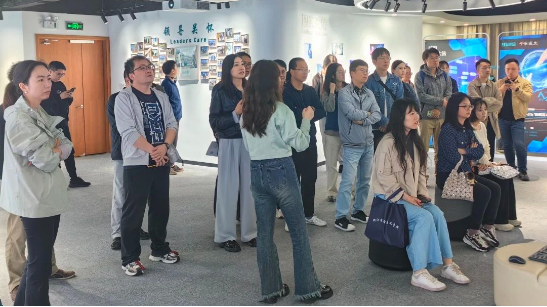 上海市党外干部团一行莅临谈球吧科技考察调研