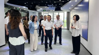 杭州市发改委党组副书记、副主任、机关党委书记杨钊一行莅临谈球吧科技考察调研